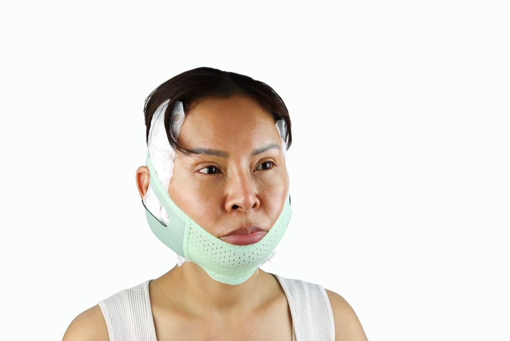การใส่ผ้ารัดหน้าเพื่อดูแลอาการหลังผ่าตัดดึงหน้า